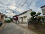 空の広がりを感じる穏やかな住宅街に佇み、日々の暮らしに心地よい静けさを運んでくれる住まいです。