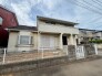 閑静な住宅街に佇み、落ち着いた街並みと調和する穏やかな外観が魅力の住まいです。