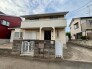 周囲の街並みに自然と馴染む、穏やかで落ち着いた佇まいが魅力的な住まいです。