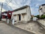 周囲の街並みに穏やかに溶け込み、日常の心地よさを大切にした住まいです。
