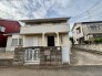 穏やかな街並みに溶け込み、日々の暮らしに心地よい落ち着きをもたらす住まい。