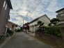 静かな住宅街に佇み、日々の暮らしに穏やかな安らぎを感じさせる落ち着いた環境です。