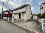 落ち着いた住宅街に佇む、日々の暮らしに寄り添う穏やかな外観の住まいです。