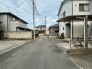 閑静な住宅街の一角にあり、日常の落ち着いた時間の流れを感じさせる周辺環境です。