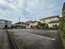空が広く見渡せる開放感のある環境で、落ち着いた街並みに囲まれた穏やかな日常が流れています。