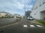 落ち着いた住宅街の風景が広がり、日々の暮らしに安らぎを感じさせる穏やかな住環境です。