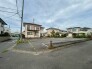 落ち着いた住宅街の風景に溶け込み、日常の静けさを感じさせる穏やかな住環境が整っています。