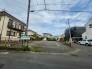 周囲の住環境と調和しながら、穏やかな日常が流れる落ち着いた街並みの一画。