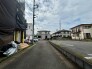 落ち着いた街並みが広がる、穏やかな時間が流れる住宅街の風景です。