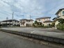 周辺環境と調和する、空を広く感じられる穏やかな住環境が魅力の立地です。
