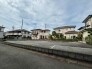 穏やかな空気が流れる住宅街に位置し、日々の生活にゆとりを感じさせる落ち着いた佇まいの景観です。