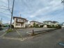 静かな住宅街に溶け込み、ゆとりある開放感を感じさせる落ち着いた佇まいの景観です。