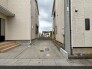 住宅地の中で周囲の建物と調和しながら、落ち着いた暮らしを予感させる静かな佇まいです。