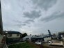 視界が広く開けており、街の風景を穏やかに見渡すことができる落ち着いた環境です。