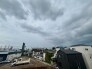 大きく広がる空を望む開放的なロケーションは、日々の暮らしに心地よいゆとりと落ち着きをもたらしてくれます。
