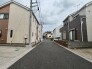 落ち着いた住宅街の雰囲気が漂い、日々の暮らしに穏やかな安らぎを感じさせる住環境です。