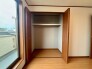 木の温もりを感じる落ち着いた色調が、日々の暮らしに心地よい調和をもたらしてくれる空間です。