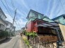 青い空に映える個性的な外観が、閑静な住宅街で穏やかな存在感を放っています。