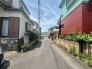 住まう方々の営みが積み重なる、穏やかな風情を感じさせる閑静な街並みの風景です。