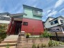 個性的な配色が街並みに彩りを添え、日々の暮らしに心地よいリズムをもたらしてくれる住まいです。