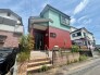 個性的な配色が街並みに彩りを添え、帰るたびに愛着が深まるような独自の存在感を放つ外観です。