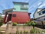 個性的で鮮やかな色合いが街並みに映え、日々の暮らしに豊かな彩りと愛着を感じさせてくれる佇まいです。