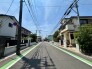 穏やかな住宅街の風景が広がり、日々の暮らしに静かな安らぎをもたらしてくれる住環境です。