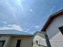 大きく広がる青い空の下で、穏やかな暮らしの風景が静かに続いています。
