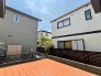 空が広く開放感を感じる、住まいに寄り添うプライベートな屋外空間です。