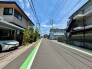 空が広く開放的な表情を見せる、穏やかな時間が流れる住宅街の風景です。