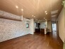 木のぬくもりと洗練された石目調のアクセントクロスが調和し、落ち着きのある上質な空間を演出しています。