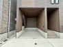 洗練された質感が都市の暮らしに調和し、住まいの風格を一層高める重厚な佇まいです。