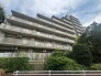 豊かな緑と静かな空気に包まれて、落ち着いた暮らしを予感させる佇まいです。