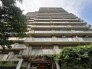豊かな緑と調和しながら、街並みに落ち着いた存在感を示す端正な佇まいのマンションです。
