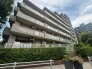 落ち着いた色調の外観が、周辺の緑と調和し穏やかな日常を予感させる佇まいです。