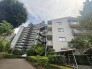豊かな植栽が街並みに溶け込み、心地よい落ち着きと穏やかな日常を感じさせる佇まい。