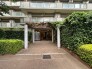 豊かな緑に囲まれ、日々の帰宅を穏やかな気持ちで迎えてくれる落ち着いた佇まいのアプローチです。