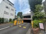 緑豊かな植栽に囲まれ、落ち着いた環境が保たれた敷地内の入り口風景です。