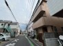 落ち着いた住宅街の風景に馴染む、穏やかな日常を感じさせる佇まいです。