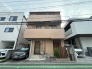 街並みに馴染む落ち着いた佇まいで、日々の暮らしに静かな安らぎをもたらしてくれる住まいです。