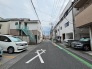 落ち着いた住環境が広がる、穏やかな時間が流れる住宅街の風景です。