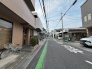 日々の生活に寄り添う、穏やかな空気が流れる落ち着いた街並みが広がっています。