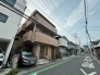 落ち着いた街並みに馴染む、温かみのある外観が日々の暮らしに安らぎをもたらしてくれます。