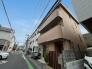 周囲の街並みに自然と馴染み、落ち着いた佇まいを見せる外観が、日々の暮らしに心地よい安心感を与えてくれます。