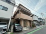 街並みに穏やかに溶け込み、日常の風景に自然な安らぎを感じさせる佇まいです。