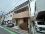 落ち着いた街並みに調和する、親しみやすく端正な佇まいが魅力的な住まいです。