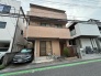 落ち着いた色合いの外壁が街並みに馴染み、穏やかな日常を予感させる佇まいです。