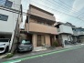 街並みに穏やかに溶け込み、日常に安心感をもたらす落ち着いた佇まいの外観です。
