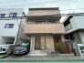 落ち着いた色調の外観が街並みに馴染み、家族の穏やかな日常を包み込む安心感のある佇まいです。