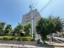 緑豊かな住環境に調和し、穏やかな日常を予感させる落ち着いた佇まいの外観です。